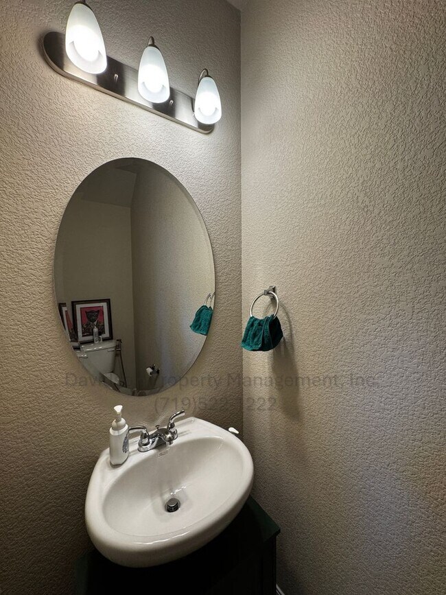 Building Photo - Stunning 3 Bedroom Townhouse Located in No...
