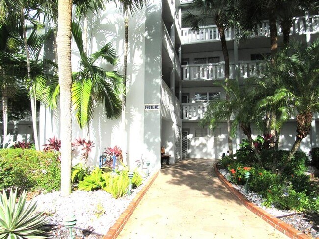 Building Photo - 2804 Victoria Way