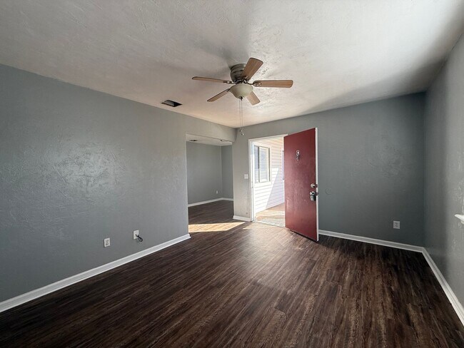 Building Photo - Upstairs unit on Hilaman Golf Course!