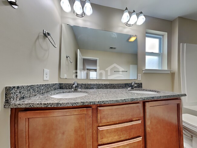 Building Photo - 4940 Ballantine Dr