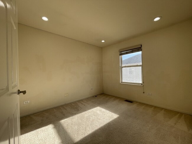 Building Photo - 4702 N Lamon Ave