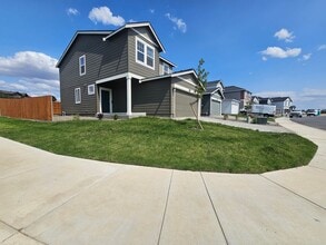 Building Photo - Stunning 4-Bedroom Pet-Friendly Home for L...