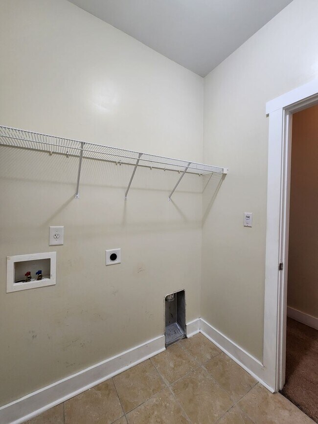 Building Photo - 3 Bedroom home with an upstair bonus room ...