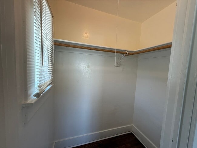 Building Photo - Charming 2 Bed / 1 Bath Corner Lot Home with Wraparound Porch