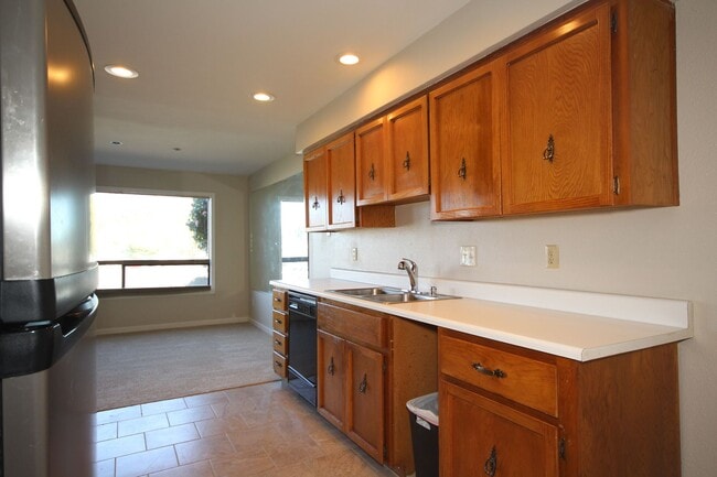 Building Photo - Large Redondo Condo with Waterfront View!