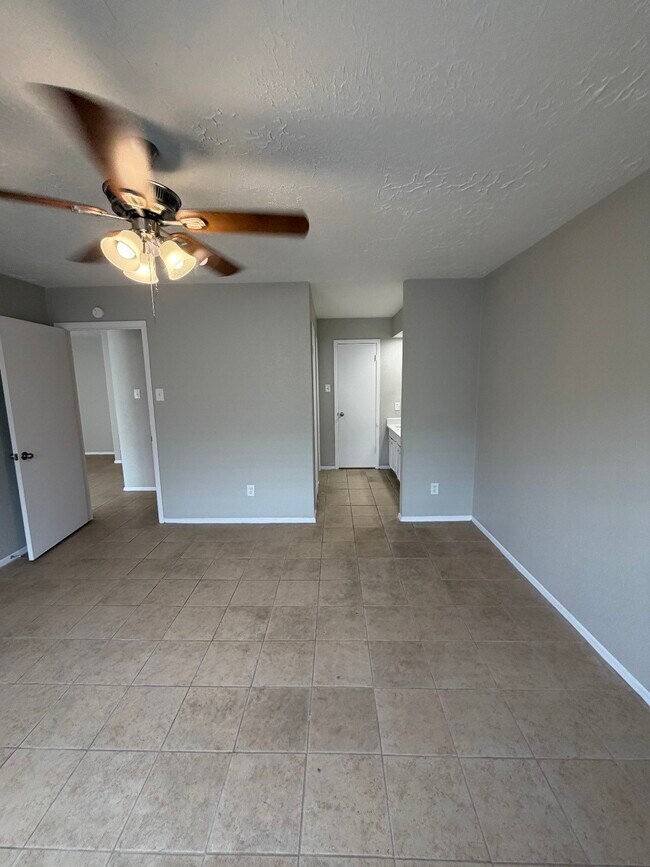 Building Photo - 6423 S Briar Bayou Dr