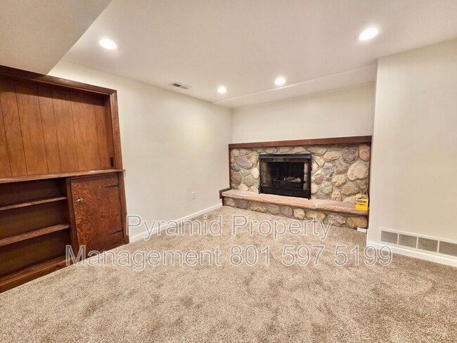 Building Photo - 1001 E Lorraine Dr