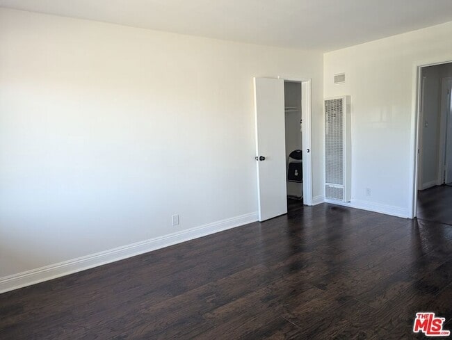 Building Photo - 4777 San Vicente Blvd