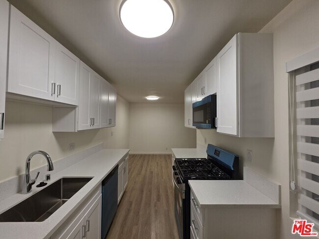 Building Photo - 827 9th St