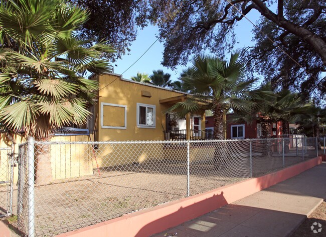 Building Photo - 1685 N Summit Ave