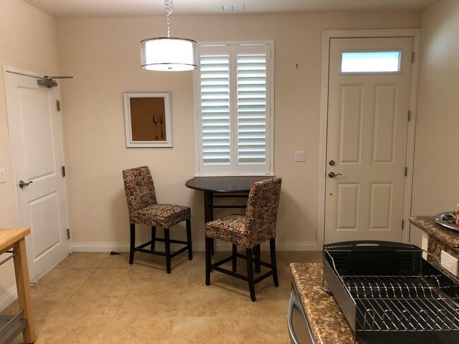 Building Photo - 30 E Lipoa St