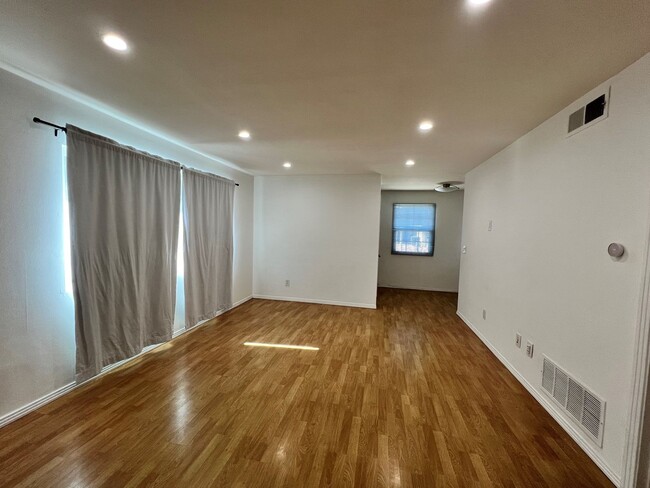 Building Photo - 3 Bedroom 1.5 Bathroom in Torrance