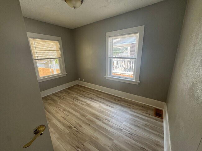 Building Photo - 3 Bedroom and 1 Bath Home With Recent Updates