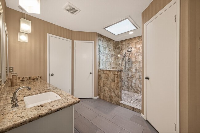 Building Photo - 7527 N Hollow Cir