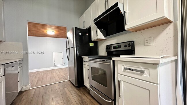 Building Photo - 566 SW 20th Ct
