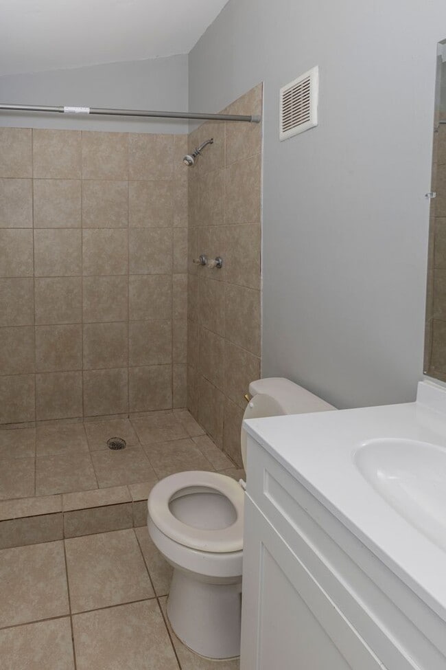 Building Photo - 3 Bedroom, 2 Bath Townhouse – Southeast Or...