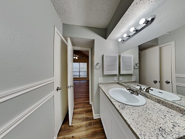 Building Photo - 3 BR/2BA | Newly Renovated Single Family in Dallas | Fenced Backyard | Located Near The Great Tri...