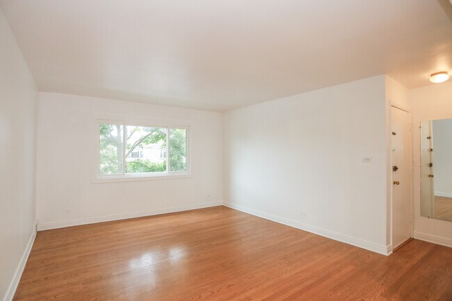 Building Photo - 2754 W Berwyn Ave