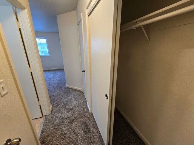 Building Photo - Updated 3-Bedroom Townhome in Dayton