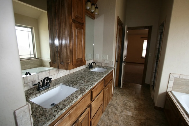 Building Photo - 1502 Scenic Ridge