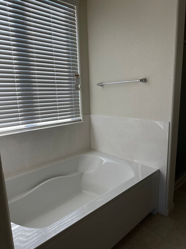 Building Photo - Beautiful Northside Los Banos Rental