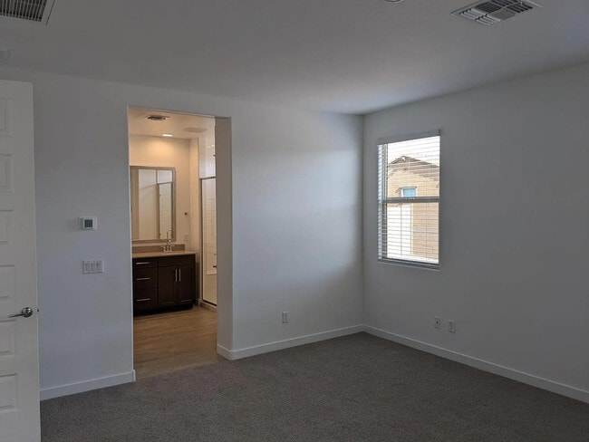 Building Photo - 2250 E Kelly Dr