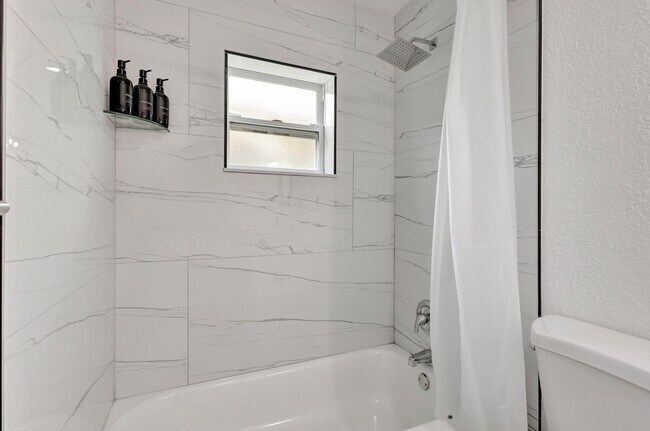 Building Photo - 3837 NE Melba Dr