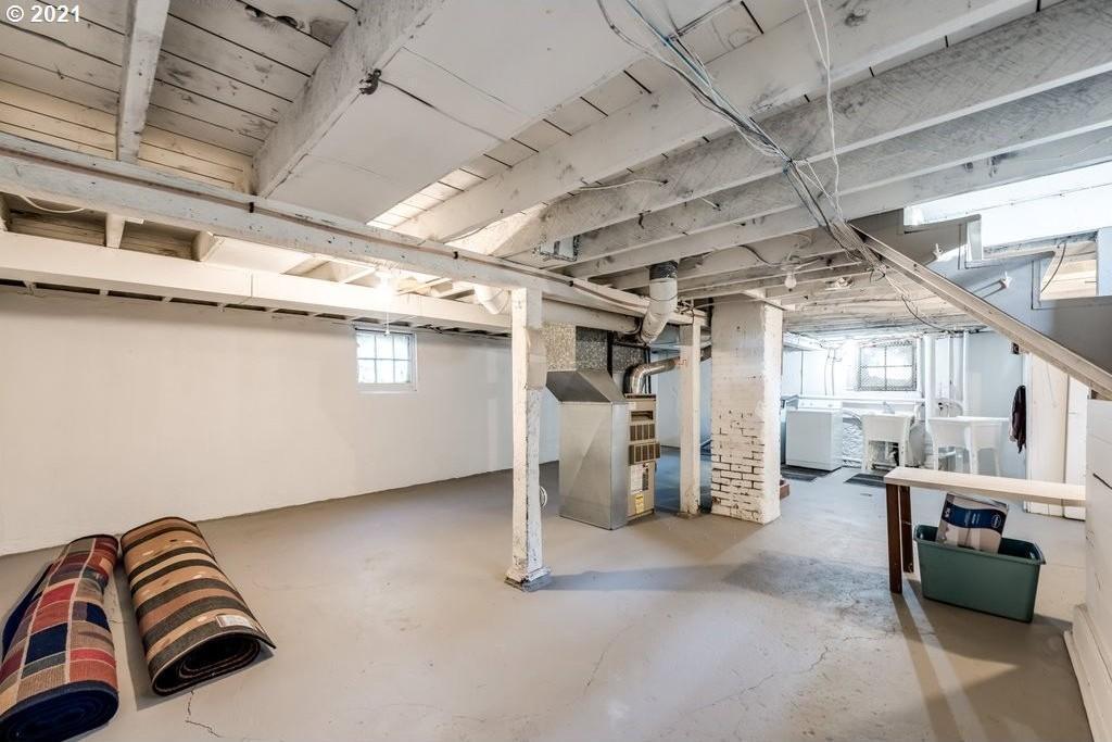 Building Photo - 619 NE Stanton St