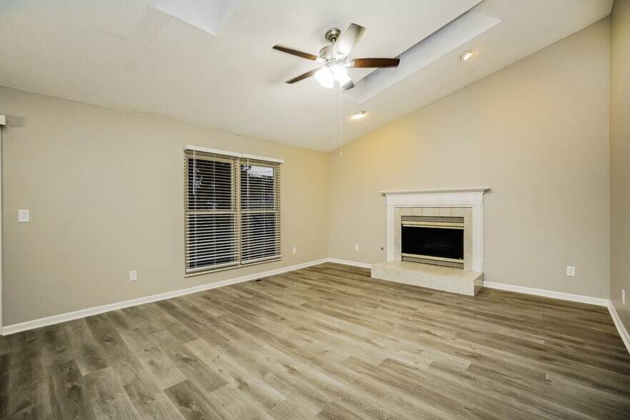 Building Photo - 1127 Crestview St