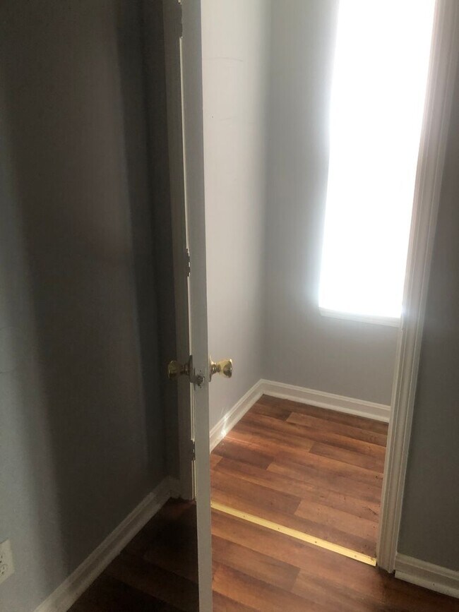 Building Photo - 211 W Hill St