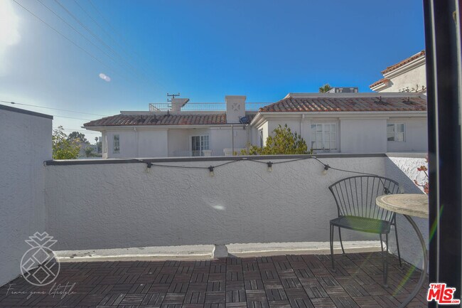 Building Photo - 1727-1727 Glendon Ave