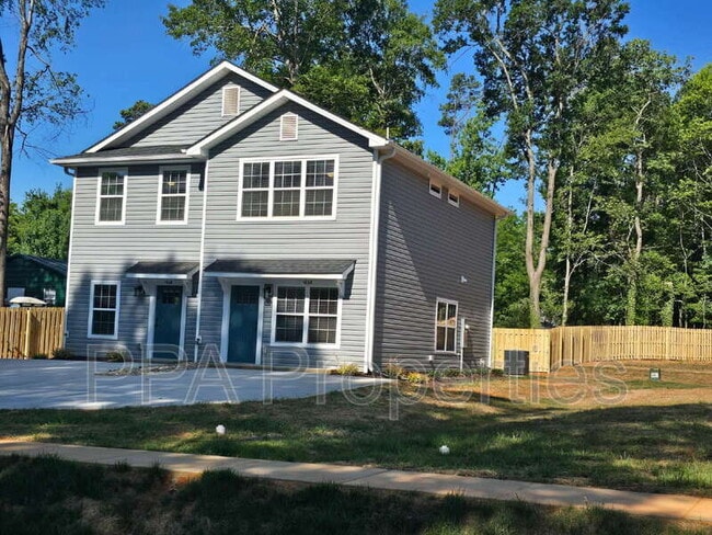 Building Photo - 402 Giles St