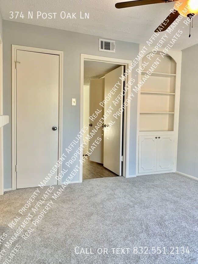 Building Photo - 374 N Post Oak Ln