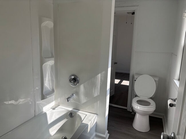 Building Photo - Modern Charm Meets Comfort: Fully Remodeled 3-Bed Home (Ask about our special)