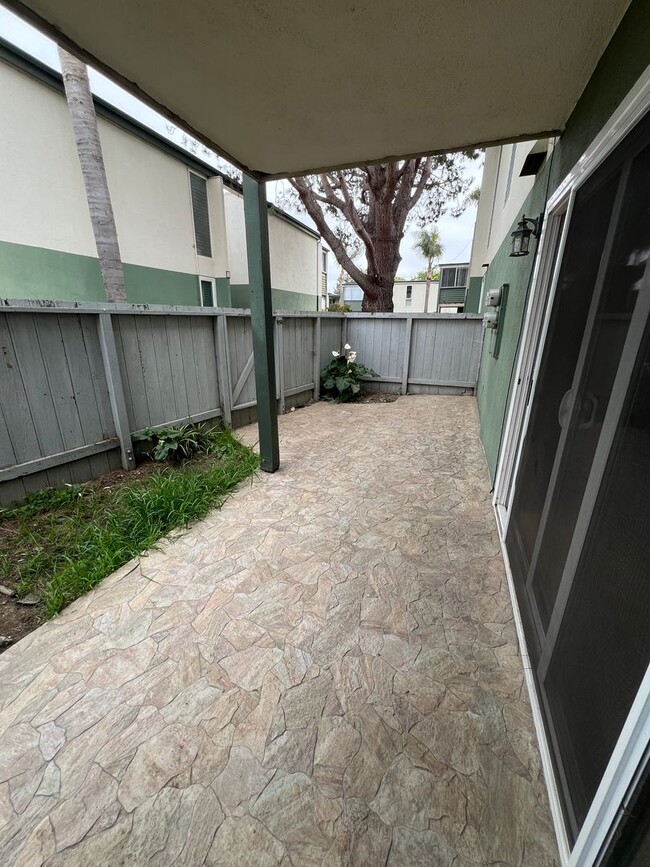 Building Photo - GREAT location, downstairs 2+2 condo