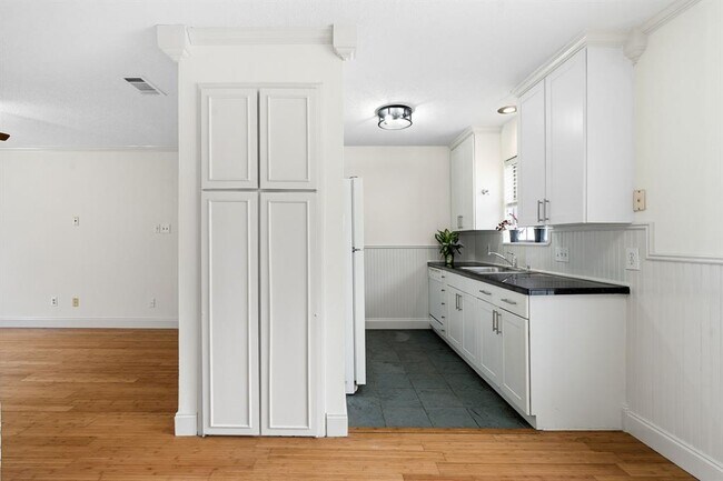 Building Photo - 3902 Peterson Ave