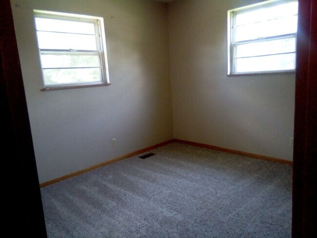 Building Photo - Knoxville 37918 - Beautiful 3 bedroom, 1.5 bath, brick rancher - Call Sharon Arnwine (865) 313-7215