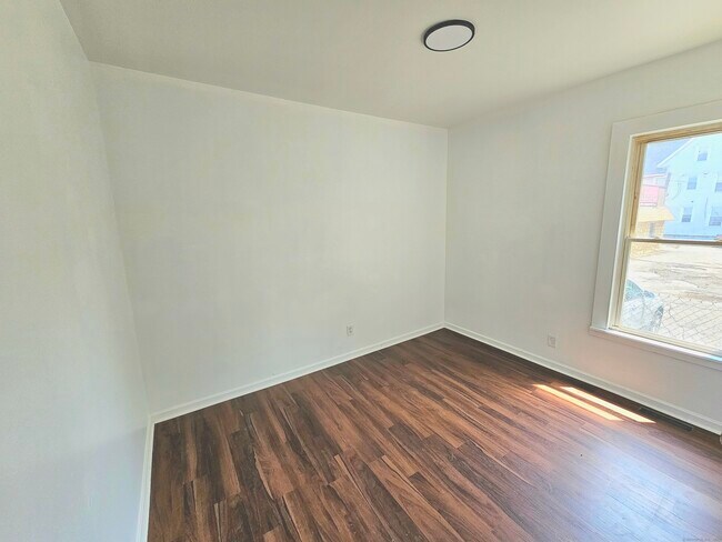Building Photo - 483 Ferry St