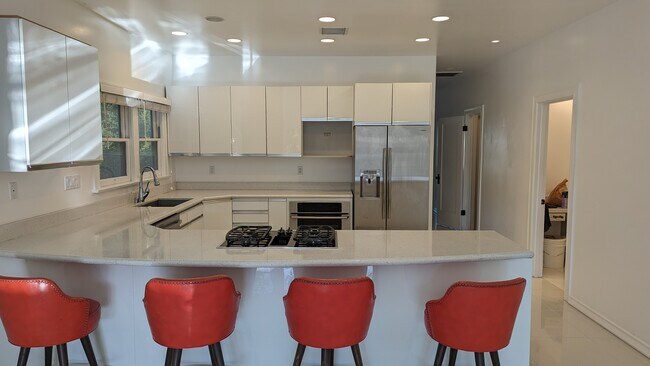 Building Photo - 158 S Sycamore Ave