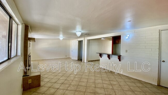 Building Photo - 700 W Calle Colado