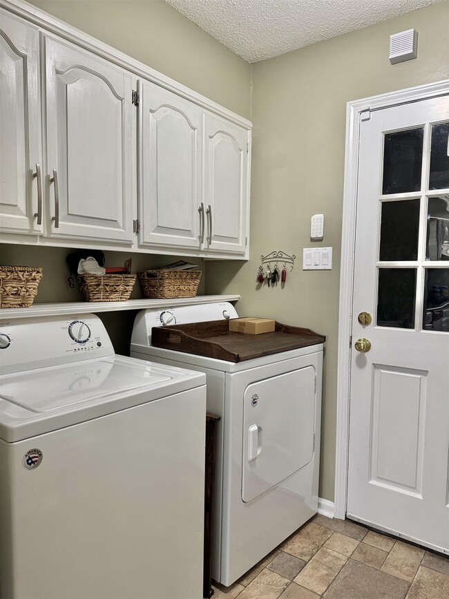 Building Photo - 7881 Elm Leaf Dr