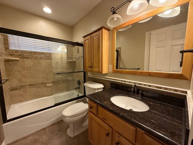 Building Photo - Spacious 5-Bedroom Home in Clinton!
