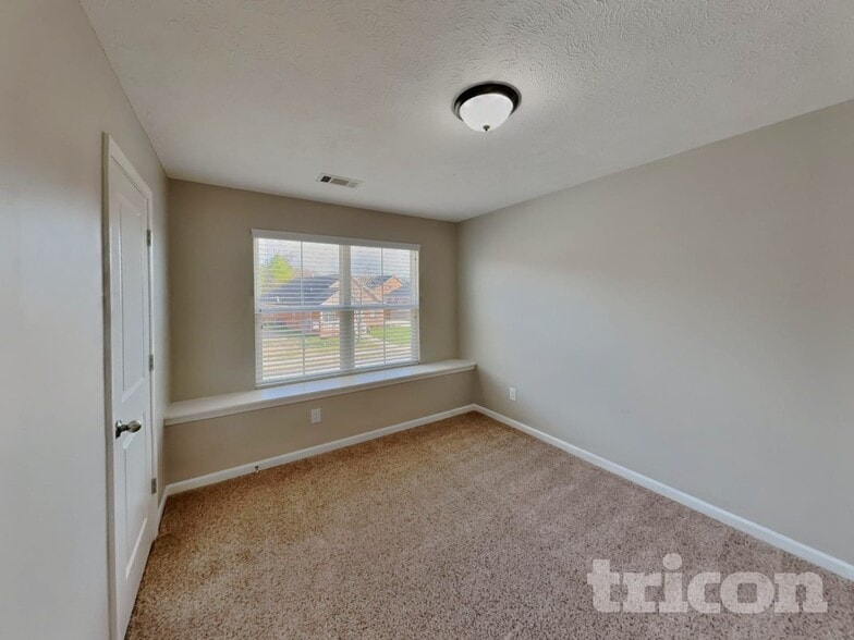 Building Photo - 1637 Robindale Dr