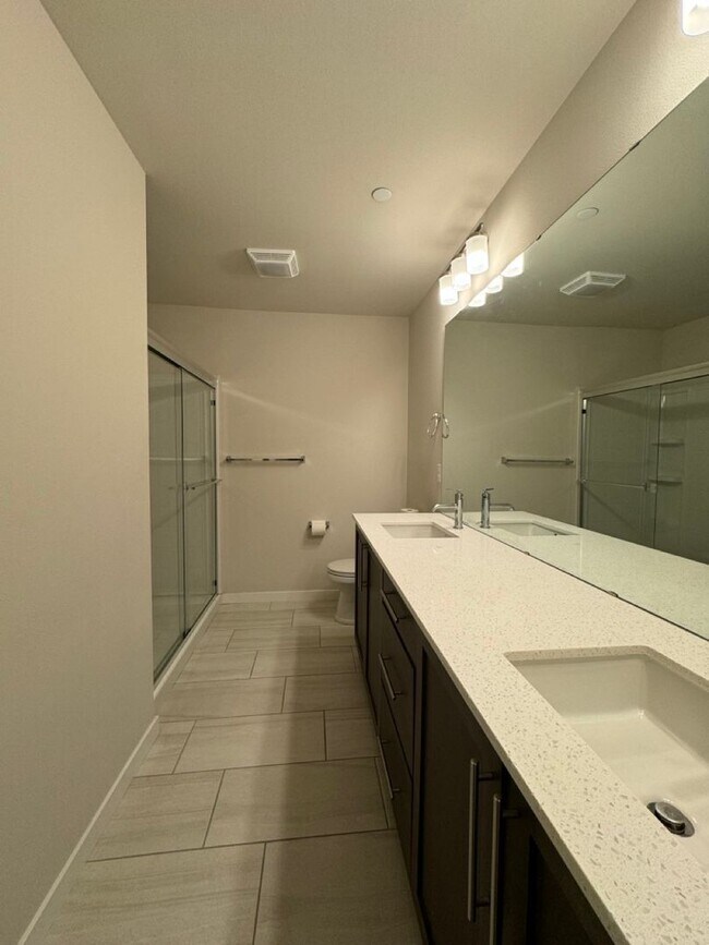 Building Photo - Modern Lynnwood 2BD/2.5BTH Townhome for Lease! Small Pet Friendly!