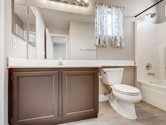 Building Photo - SPACIOUS & ELEGANT LIVING IN THIS GATED HE...