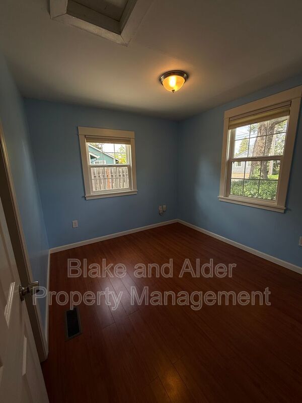 Building Photo - 5916 SE Knapp St