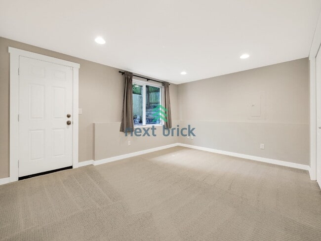 Building Photo - Welcome to this charming 3-bedroom, 2-bathroom home