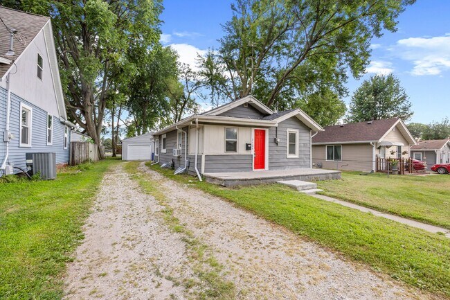 Building Photo - 3 Bedroom 1 Bath 2 Stall Detached Garage