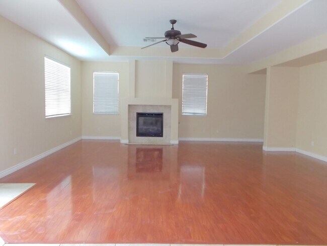 Building Photo - Beautiful 4BR Home with Pool, Loft, and 3-...