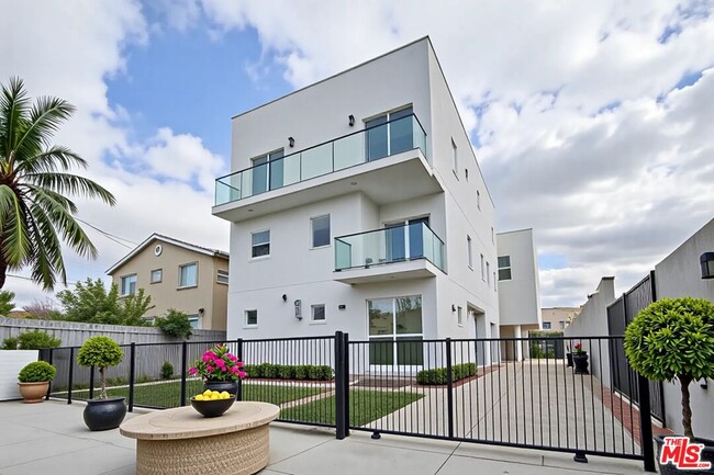 Building Photo - 1106 Queen Anne Pl